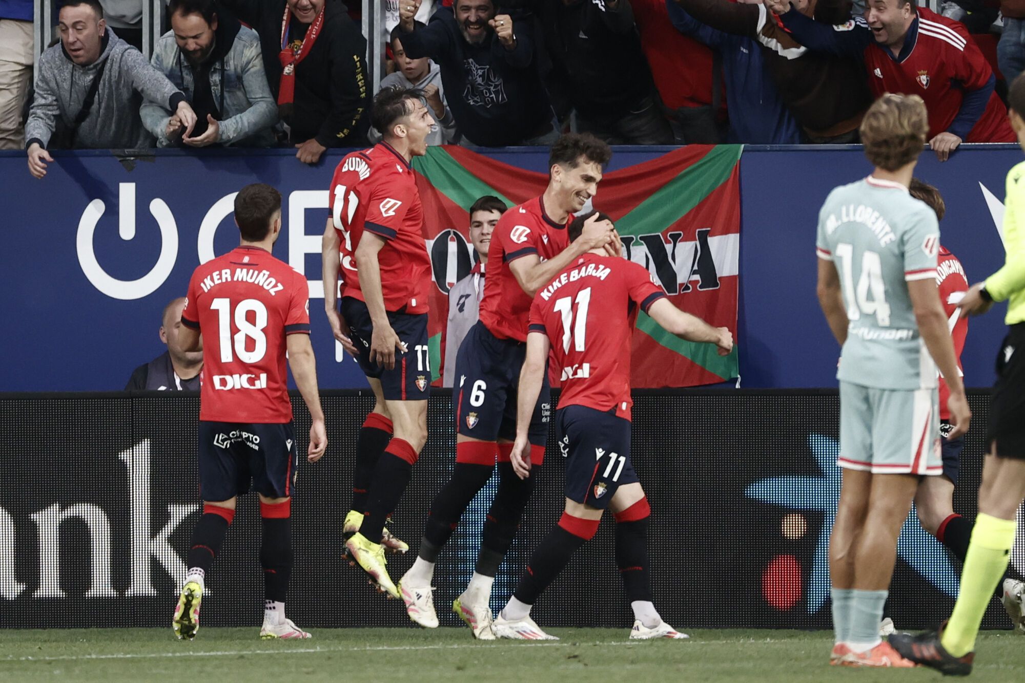 PAMPLONA, 15/05/2025.- Los jugadores de Osasuna celebra el segundo gol del equipo navarro durante el encuentro correspondiente a la jornada 36 de LaLiga EA Sports entre el Osasuna y el Atlético de Madrid este jueves en el Sadar, Pamplona. EFE/ Jesús Diges