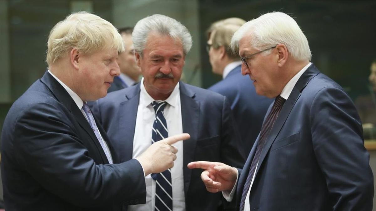 Johnson (izquierda) conversa con Steinmeier (derecha) en presencia del luxemburgués Asselborn, al inicio de la reunión del Consejo de Asuntos Exteriores de la UE, este lunes, en Bruselas.