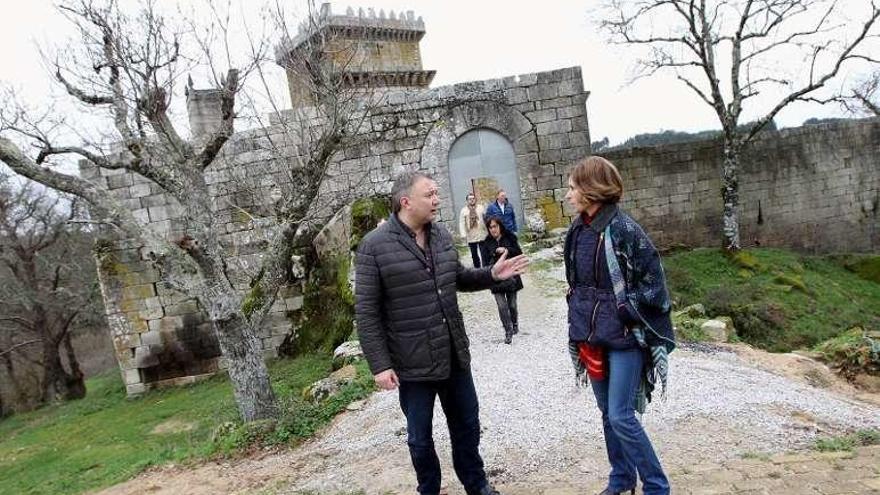 Un momento de la visita de Nava Castro, ayer, al castillo. // FdV