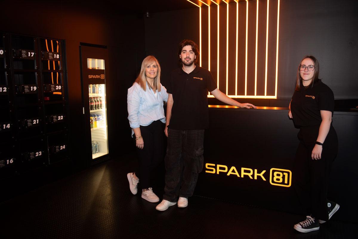 Responsable y empleados del nuevo espacio de juegos inmersivos en Galicia, Spark81.