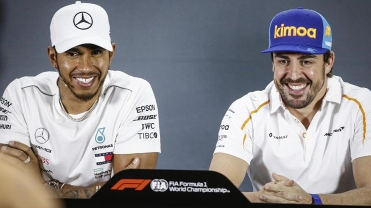 Lewis Hamilton y Fernando Alonso, sonrientes en una conferencia de prensa del 2018.