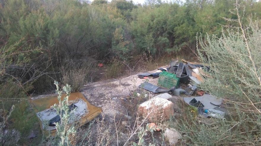 Restos de basura acumulados en el tramo alto del río Guadalentín a su paso por Lorca.