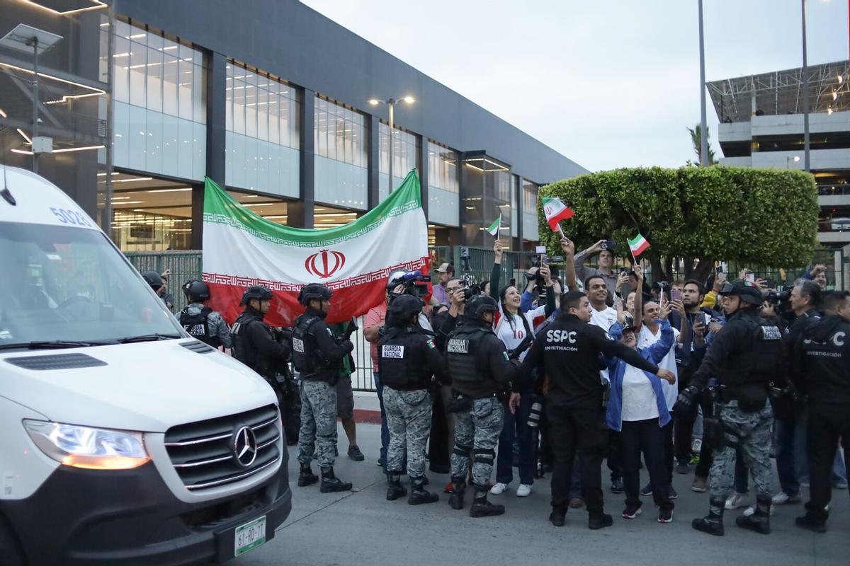 Aficionados de Iran, a la llegada de la selección a Tijuana