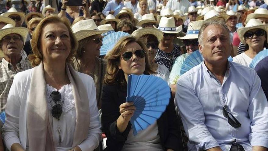 La vicepresidenta pide a los afiliados del PP que se arremanguen y den la cara por España