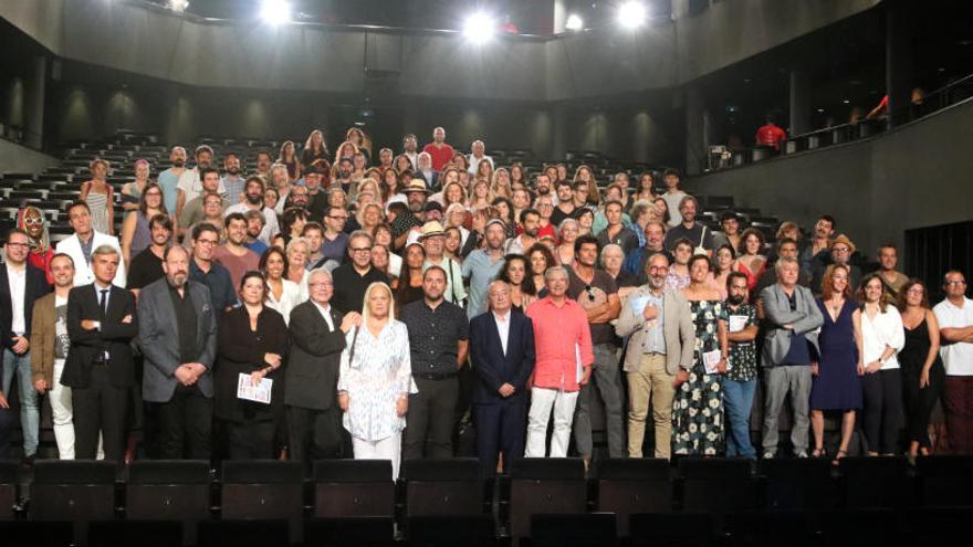 Fotografia de família de la presentació de la nova temporada teatral del Grup Focus, amb els directors i intèrprets