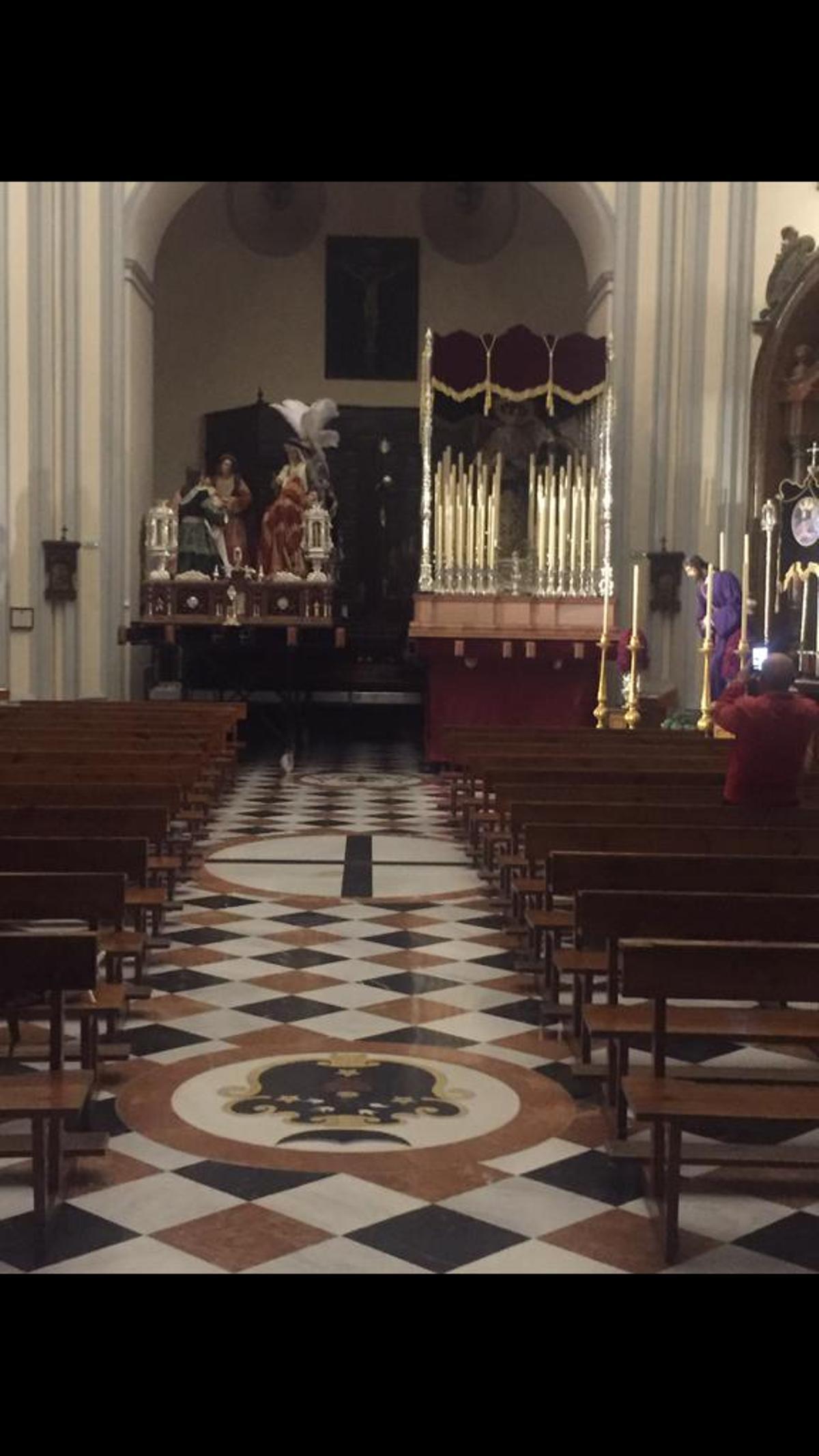 Los tres tronos de Salutación y Santa Cruz, bajo el coro de San Felipe, en la Cuaresma de 2017.