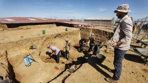 Parte del equipo de la excavación, este martes en el yacimiento de Casas del Turuñuelo.