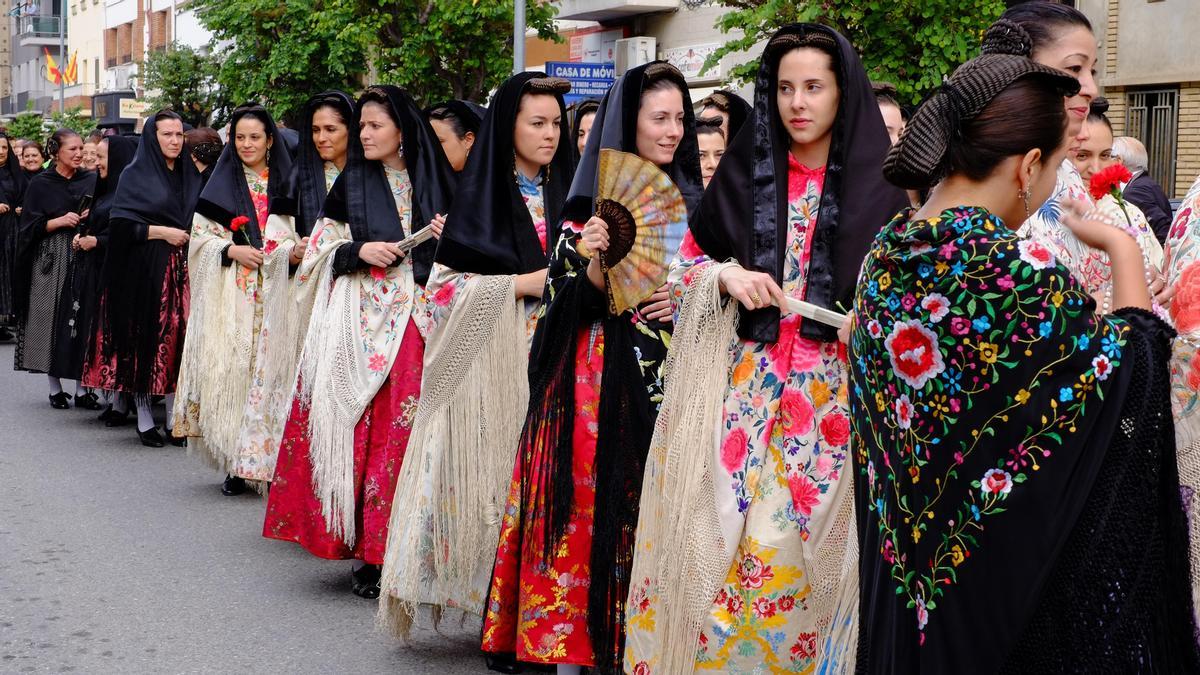 El desfile de fragatinas y fragatinos luciendo su vestimenta y peinado tradicional es uno de los actos centrales del Día de la Faldeta.