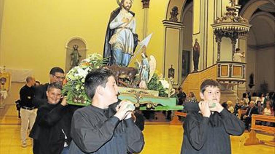 La lluvia no desluce la feria agrícola de Alcalà de Xivert