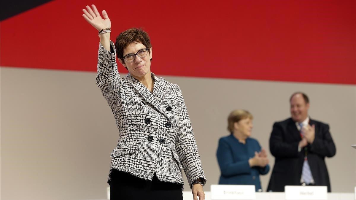 La CDU elige a la moderada AKK (Annegret Kramp-Karrenbauer) como heredera de Merkel, para 2021.