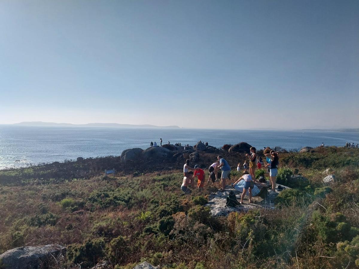 Vecinos y visitantes en Cabo Udra para el eclipse solar. Vecinos y visitantes en Cabo Udra para el eclipse solar.