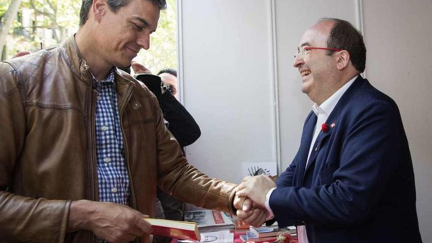 Sánchez saluda a Iceta en la caseta del PSC en Las Ramblas de Barcelona en la festividad de Sant Jordi. // Efe