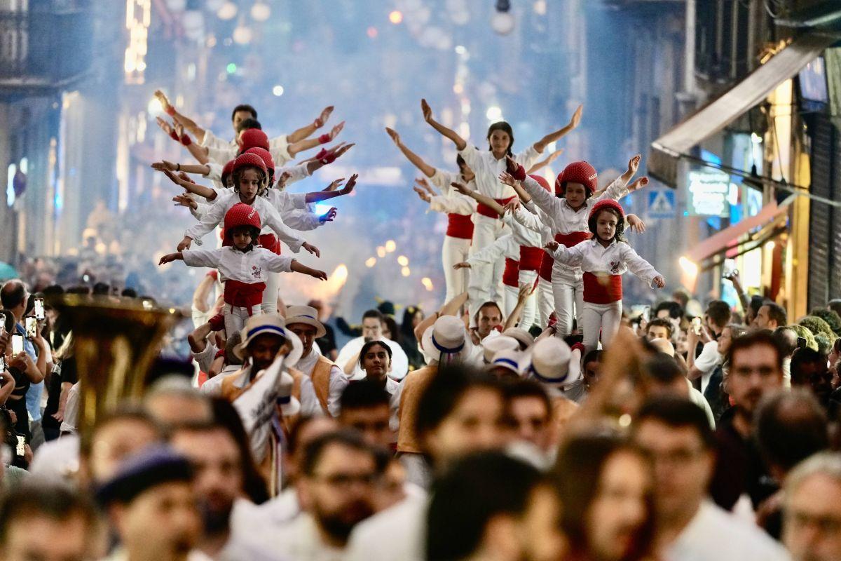 Toc d’inici de la Mercè 2025, gigantes y bestias en la plaza Sant Jaume de Barcelona
