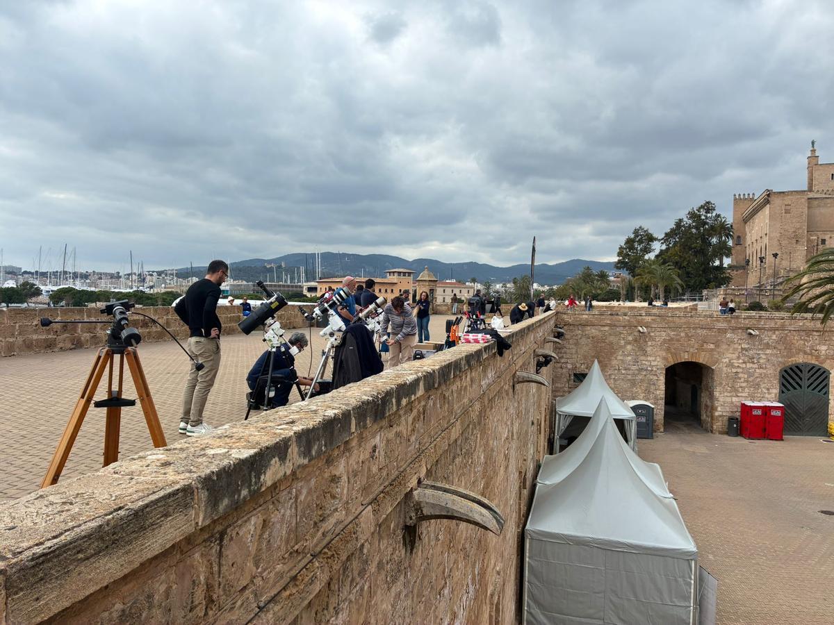 Más de veinte telescopios toman Ses Voltes para celebrar el Dia de les Illes Balears Más de veinte telescopios toman Ses Voltes para celebrar el Dia de les Illes Balears