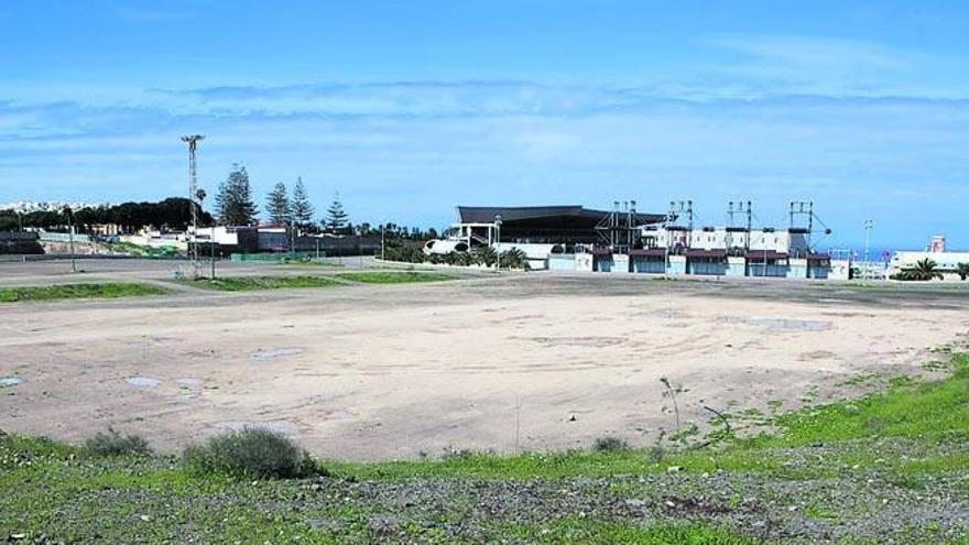 Panorámica del aparcamiento de tierra del Estadio de Gran Canaria.