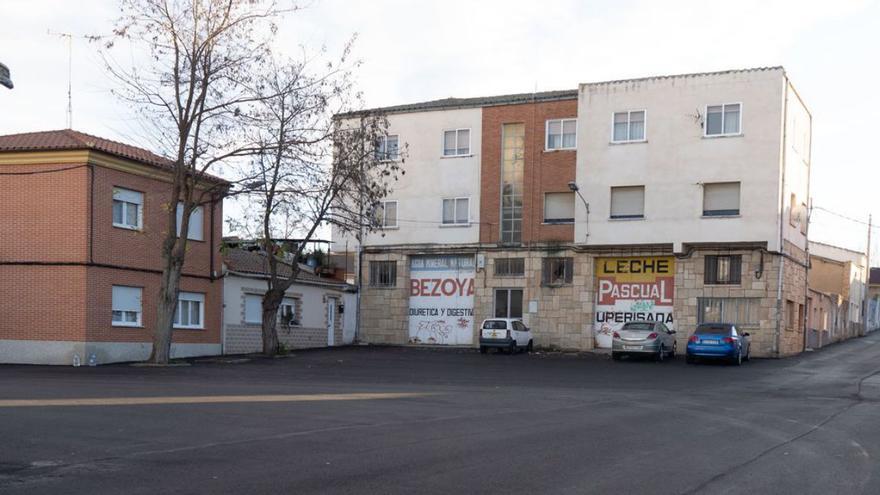 Una de las calles del barrio que estaba cubierta de cemento.