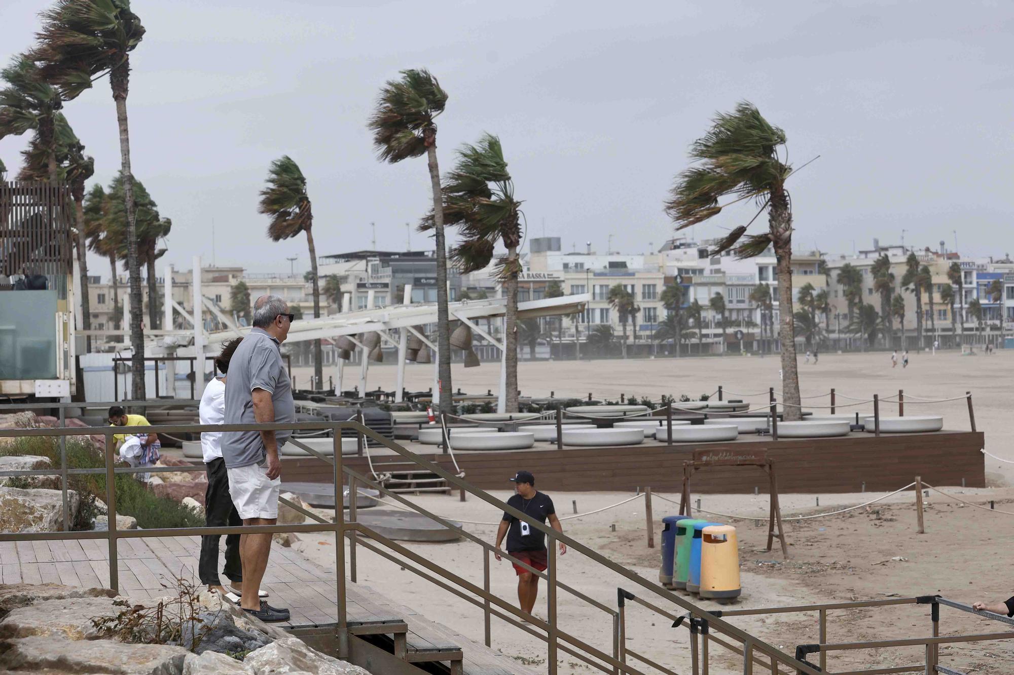 La playa de la Malvarrosa despues del temporal