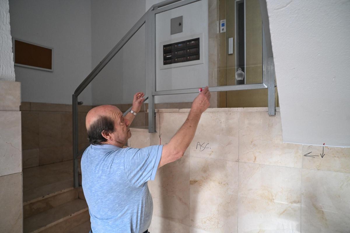 Este vecino del Sector V muestra donde se instalaría el elevador que llevan esperando más de un año