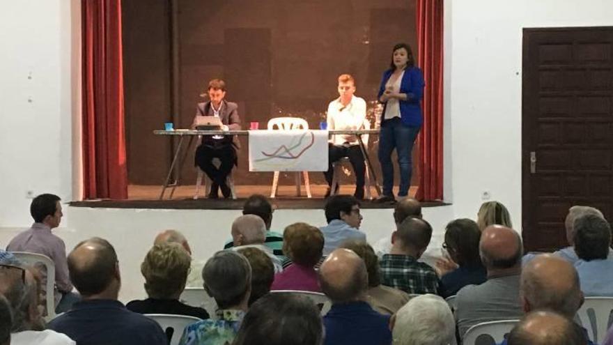 Instante de la charla celebrada anteayer en el local parroquial.