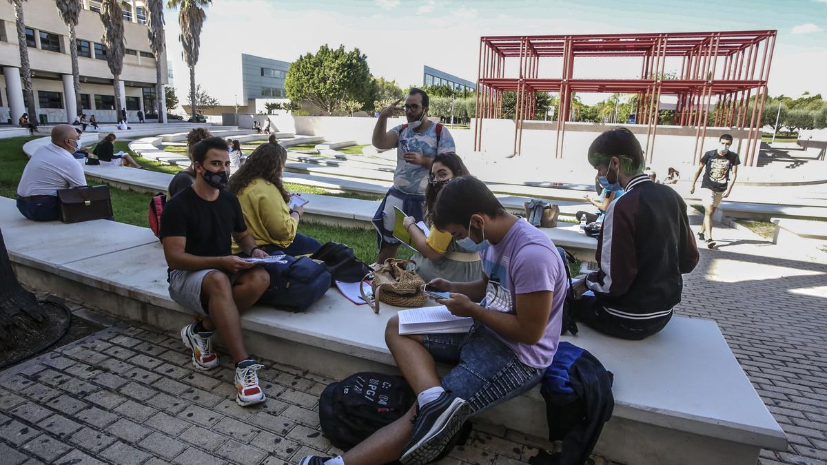 Estudiantes en el descanso previo a la prueba de Selectividad de la convocatoria extraordinaria del curso 2020