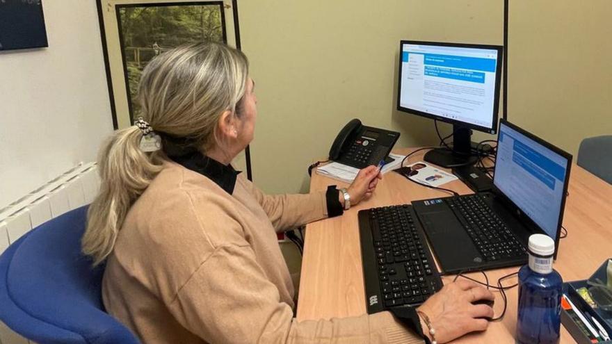 Usuaria de la nueva herramienta digital para impulsar el empleo en  Cangas del Narcea. | Cedida a Lne