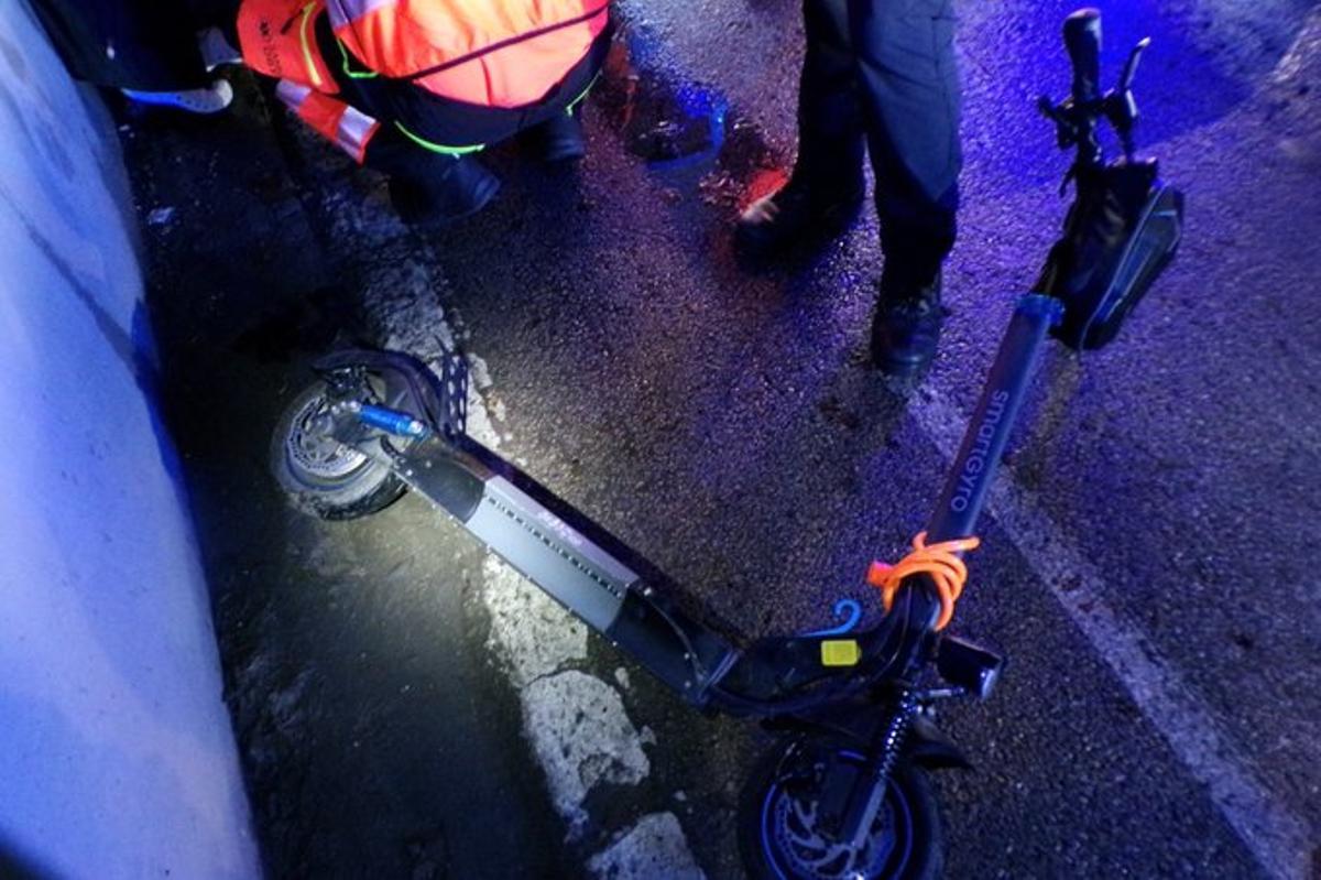 El patinete de la mujer herida.