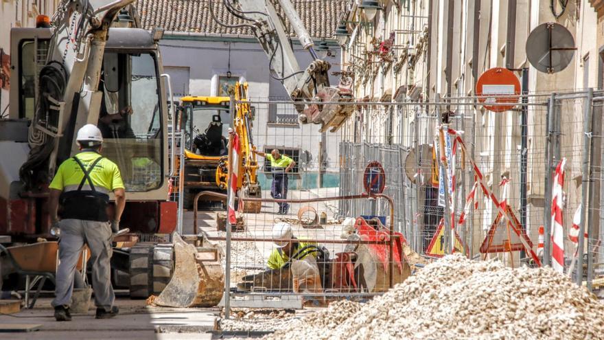 Alcoy reanuda las obras en el barrio de Els Clots tras incluir en el presupuesto la conexión de la nueva red con las viviendas