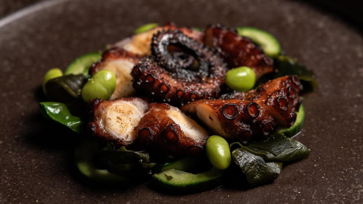 Pulpo 'sunomono', una de las novedades de la carta de Os-kuro con motivo de su segundo aniversario.