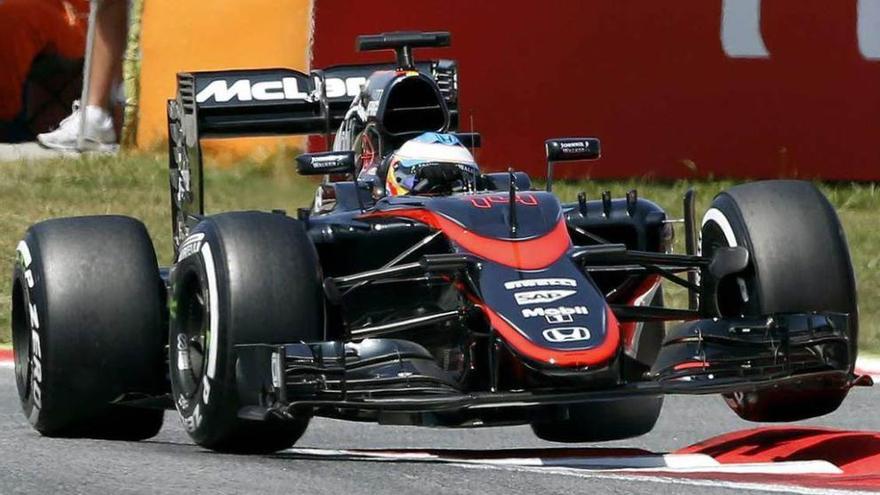 Fernando Alonso, superando ayer uno de los pianos del circuito de Montmeló durante la sesión de clasificación.