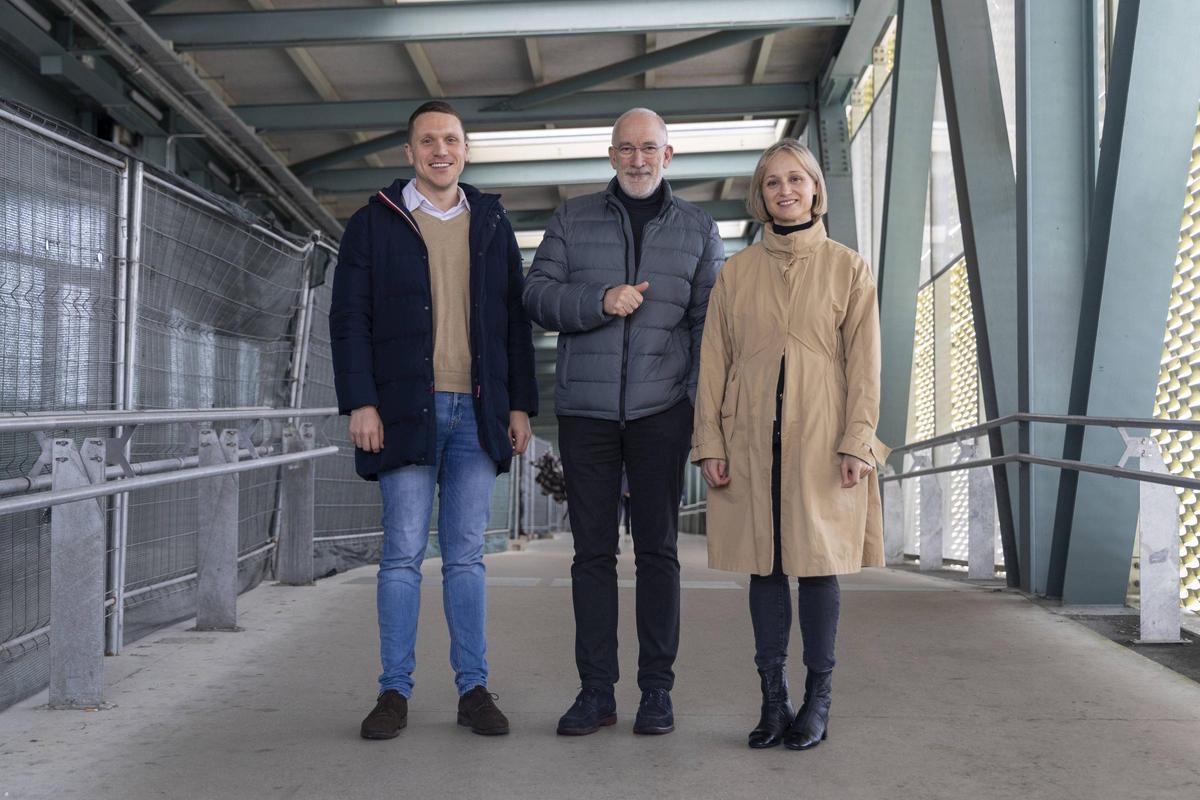 Aitor Bouza, Sindo Guinarte e Marta Abal na pasarela da estación intermodal.