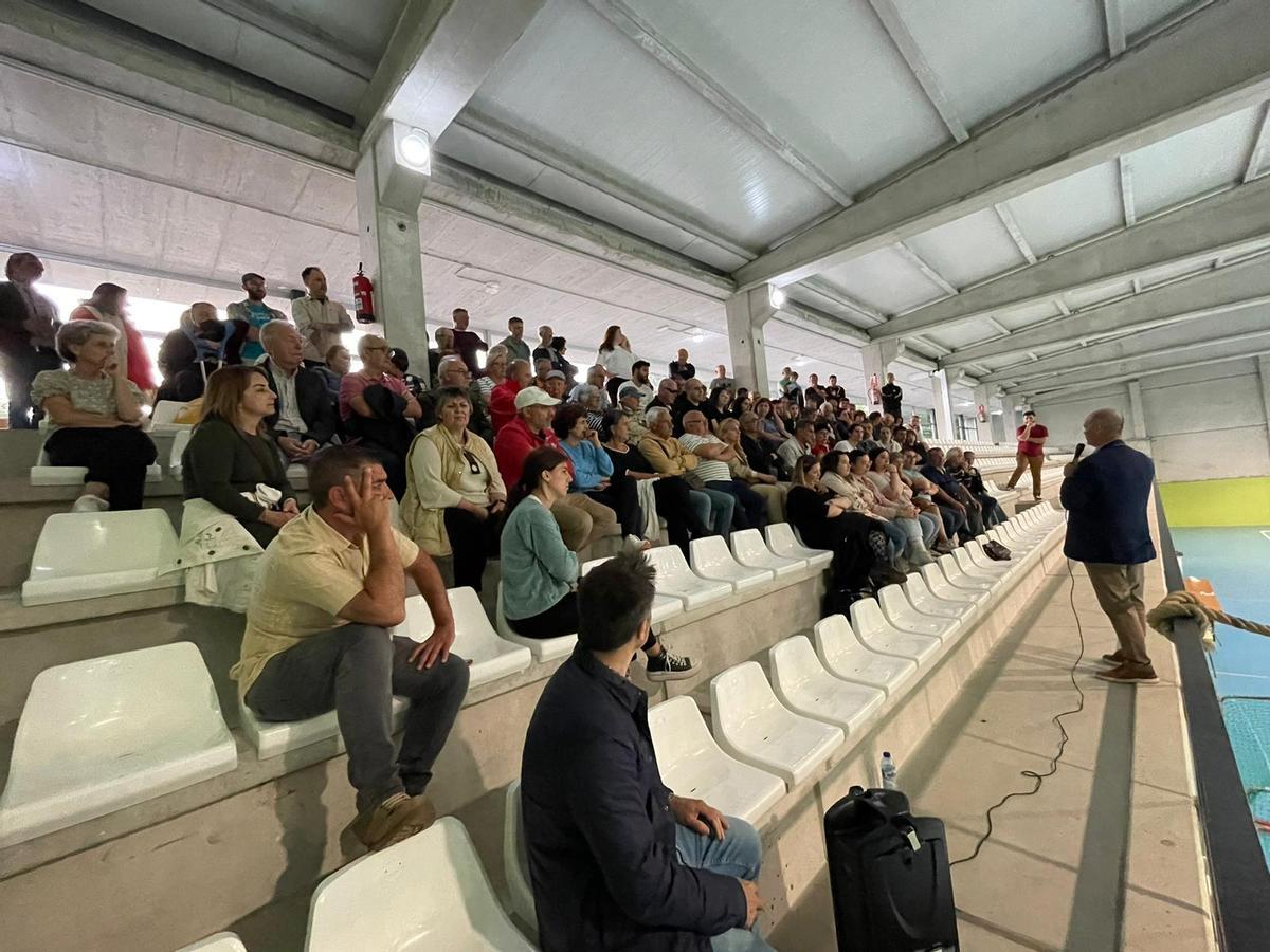 El BNG de Bueu, con su candidato Félix Juncal, tuvo que acabar su cierre de campaña en Beluso en el interior del pabell�n debido al mal tiempo.jpg