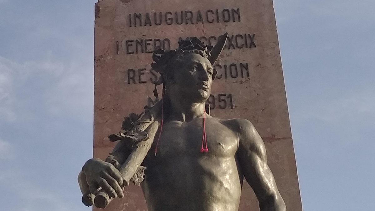 La escultura que simboliza los puestos de trabajo proporcionados por el II marqués de Larios parece estar en una pausa laboral, por el tono distendido y algo ensimismado que le proporcionan los auriculares que lleva al cuello.