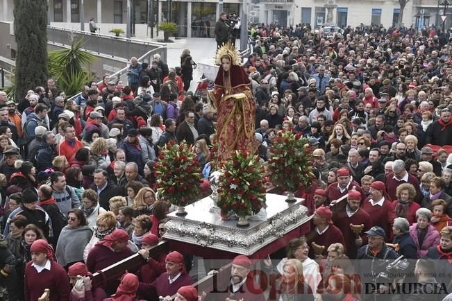 Los romeros acompañan a la Santa pese al frío.