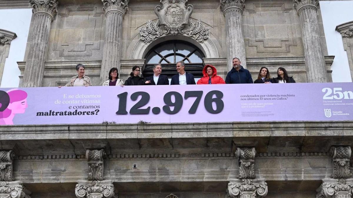 La pancarta del 25N ya está colocada en el balcón de la histórica casa consistorial.
