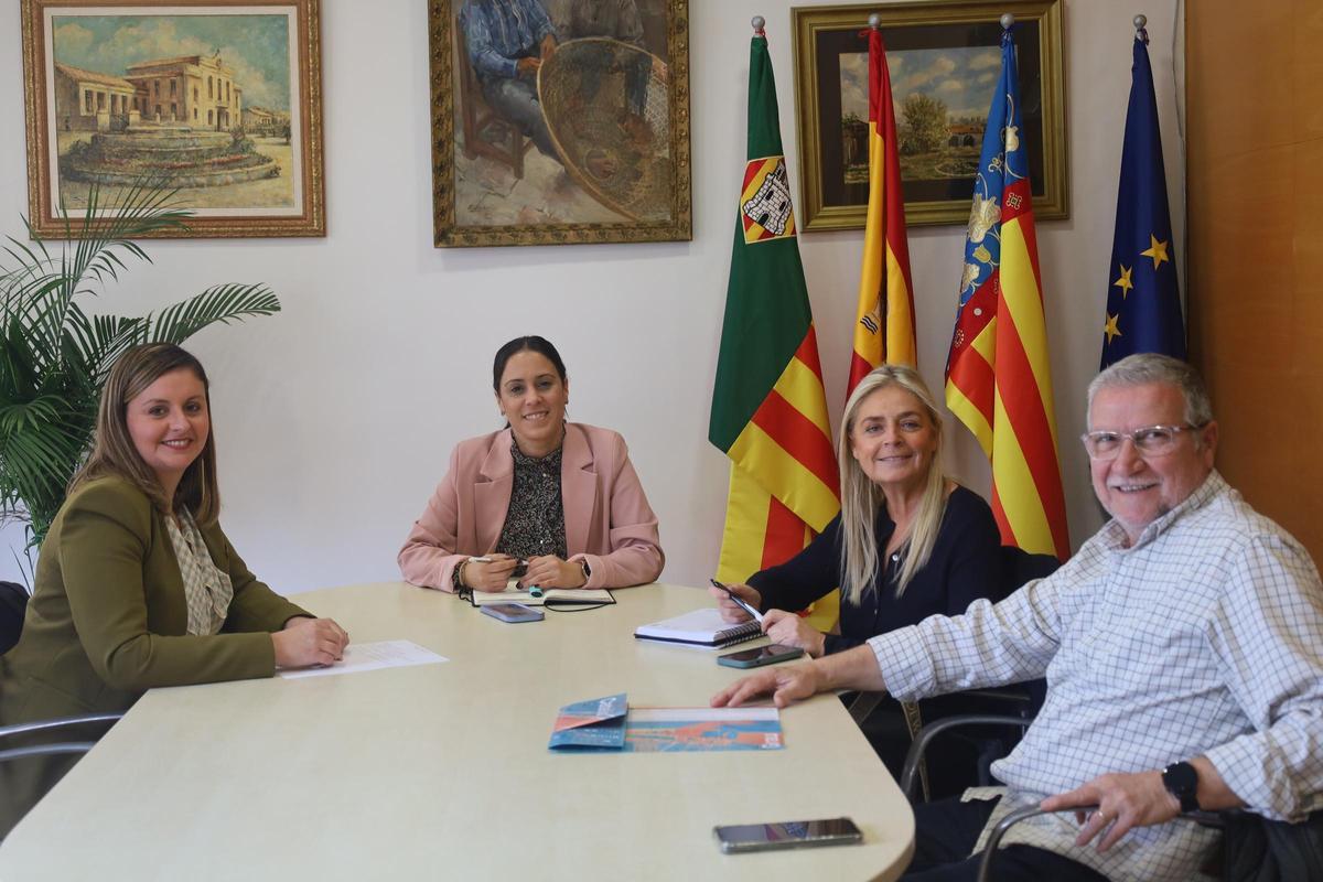 Las concejalas Ester Giner y Arantxa Miralles, junto a Patricia martí y Juan Gallén, del Puerto.