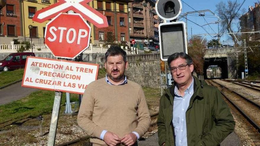 Ignacio Prendes (a la derecha), con el portavoz de Ciudadanos de Siero, Sergio García.