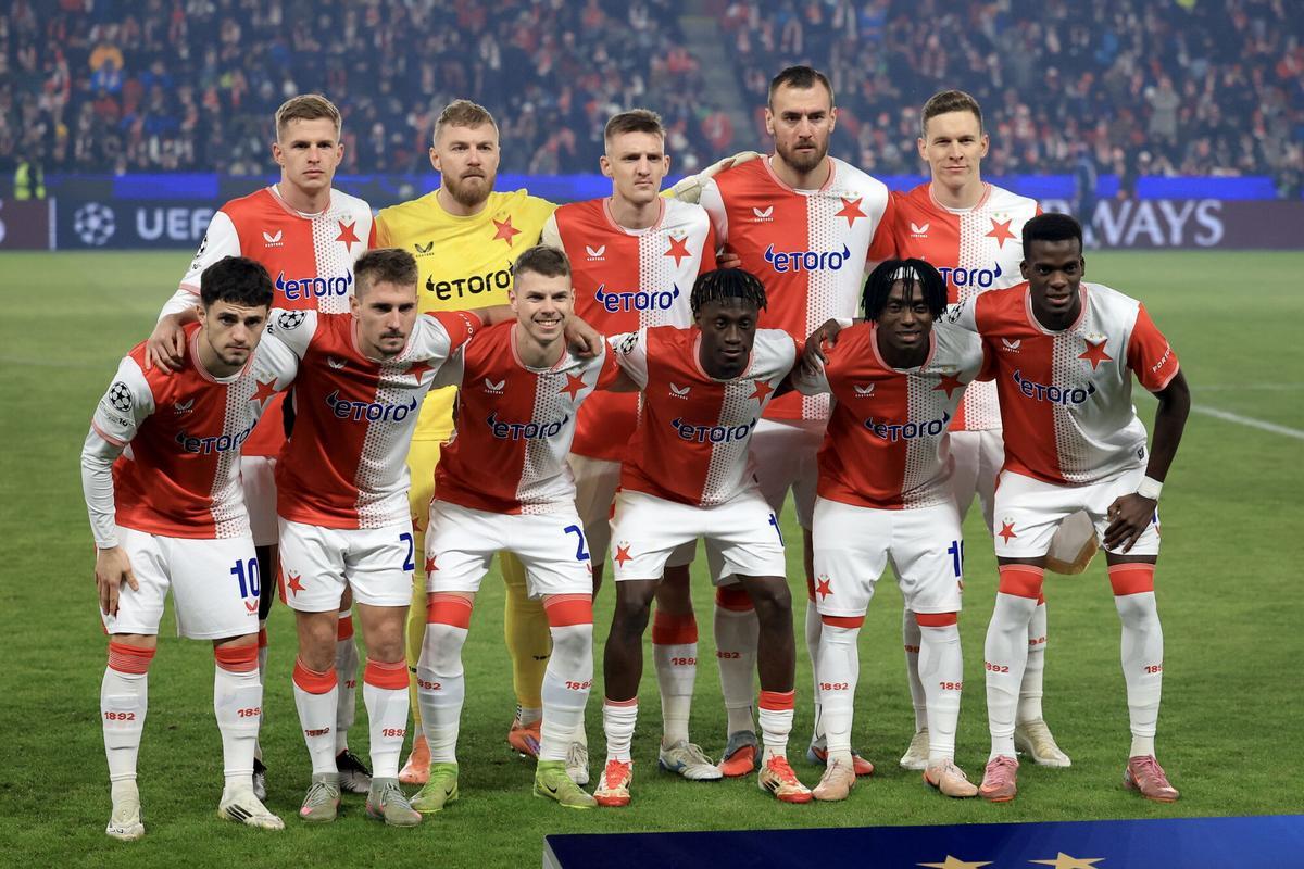 Los jugadores del Slavia de Praga posan antes del duelo de Champions contra el Athletic Club