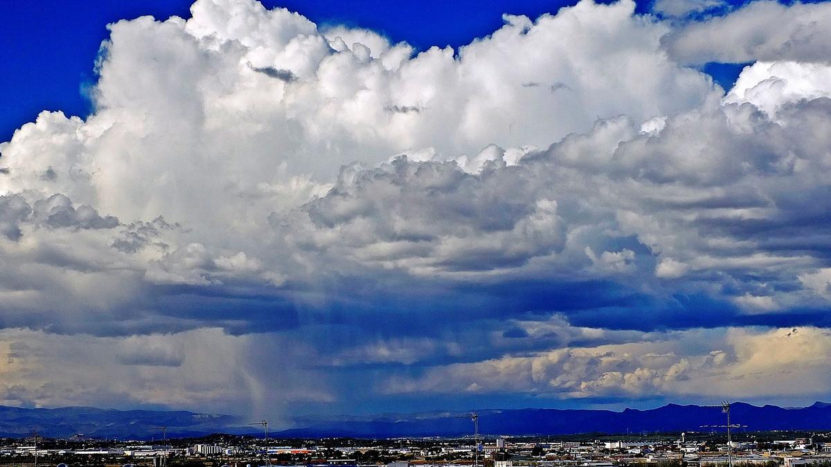 Los vientos extremos asociados a tormentas representan un fenómeno meteorológico severo