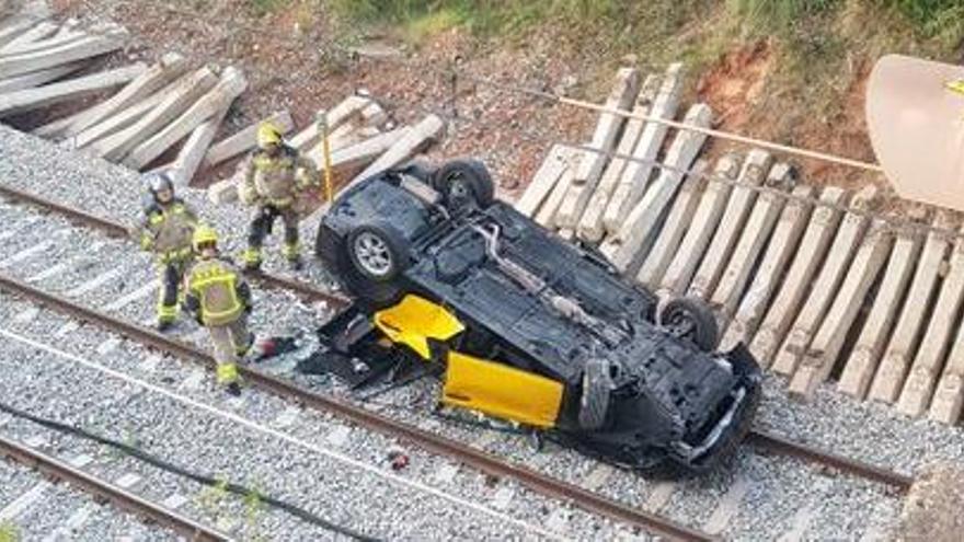 El vehicle, bolcat sobre les vies del tren