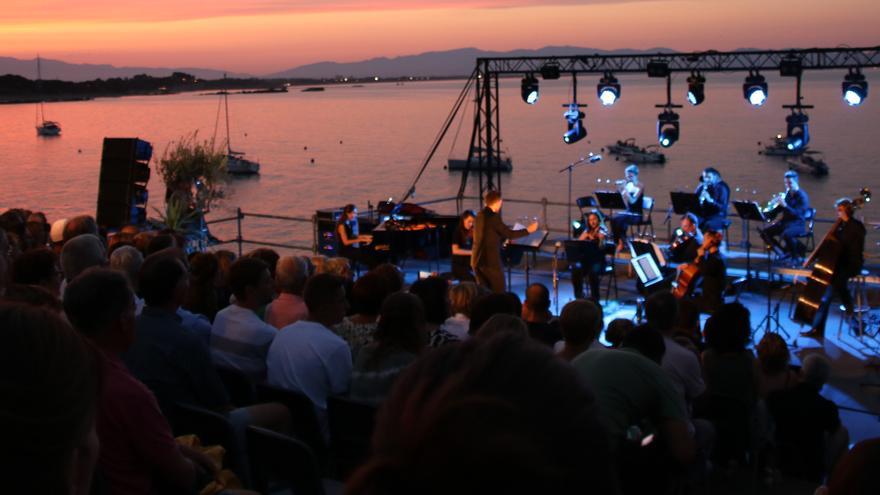Marc Timón dirigeix l&#039;orquestra Gio Symphonia al Portalblau davant d&#039;una platea amb les entrades exhaurides