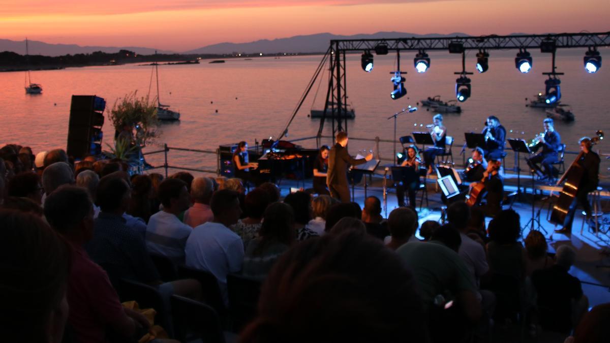 L'espectacle que ha viatjat per la història del cinema al festival Portalblau de l'Escala