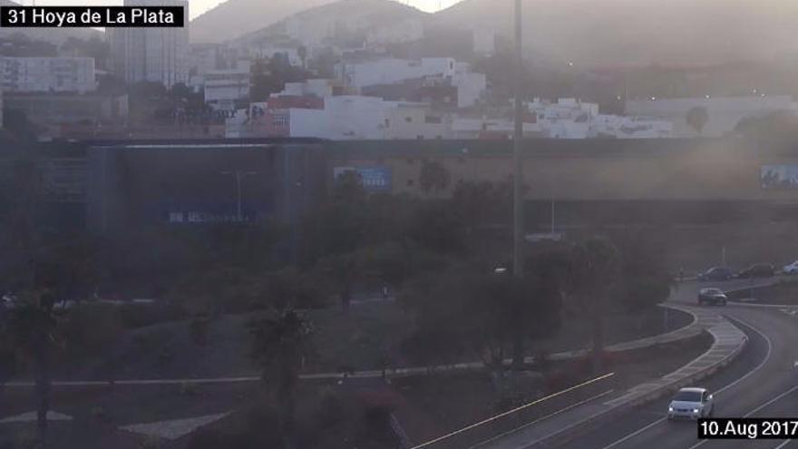 Imagen de una de las cámaras de seguridad de Tráfico en la que se aprecia el humo que salía del centro comercial.