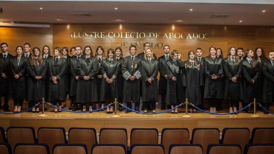 Por la izquierda, Fernando Jiménez, Sara Bernardo, José Carlos Pajín, María Zulima Pérez, Alejandra Fernández, Rosa Martínez, Melisa Rodríguez, Marta María Fernández, Víctor Ferreira, Soraya Amieva, Andrea Rodríguez, Paula Yanes, Munia Rozas, Ignacio Cuesta, Vicente Abascal, María Teresa González, Manuel Palacio, Verónica Cotelo, Andrea Rúa, Daniel García, Aida Fernández, Marta Alonso, Irene Sánchez, Javier Alejandro Suárez, Carmen Cabal, Eva María Cuadrado y Diego Recio tras el acto de juramento.