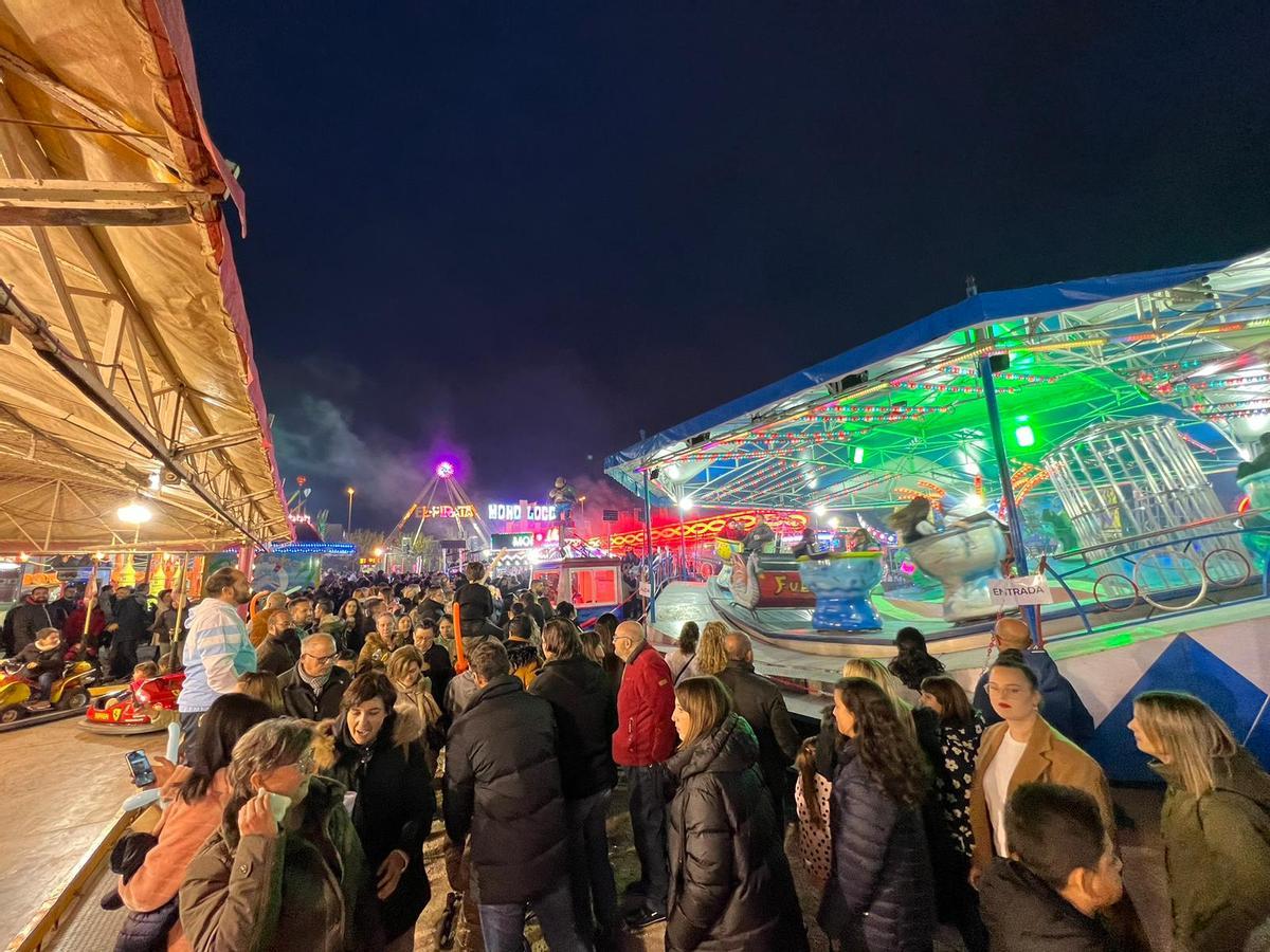 La zona de atracciones de la feria también se ha llenado por la tarde.