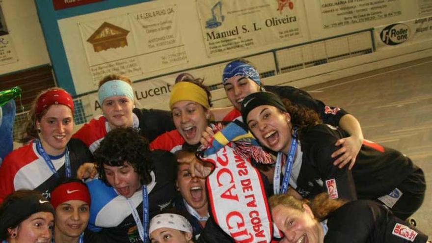 Jugadoras del entonces Biesca Gijón, celebrando su última Copa de Europa.