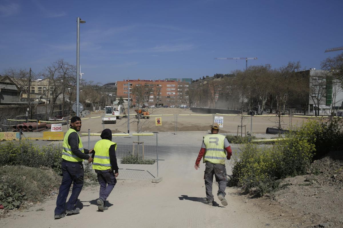 La nueva Marina del Prat Vermell de Barcelona ganará más de un millar de vecinos antes de un año. Las obras de edificios de pisos, oficinas y reurbanización avanzan a todo ritmo, con un horizonte de 12.000 viviendas nuevas entre obra pública y privada.