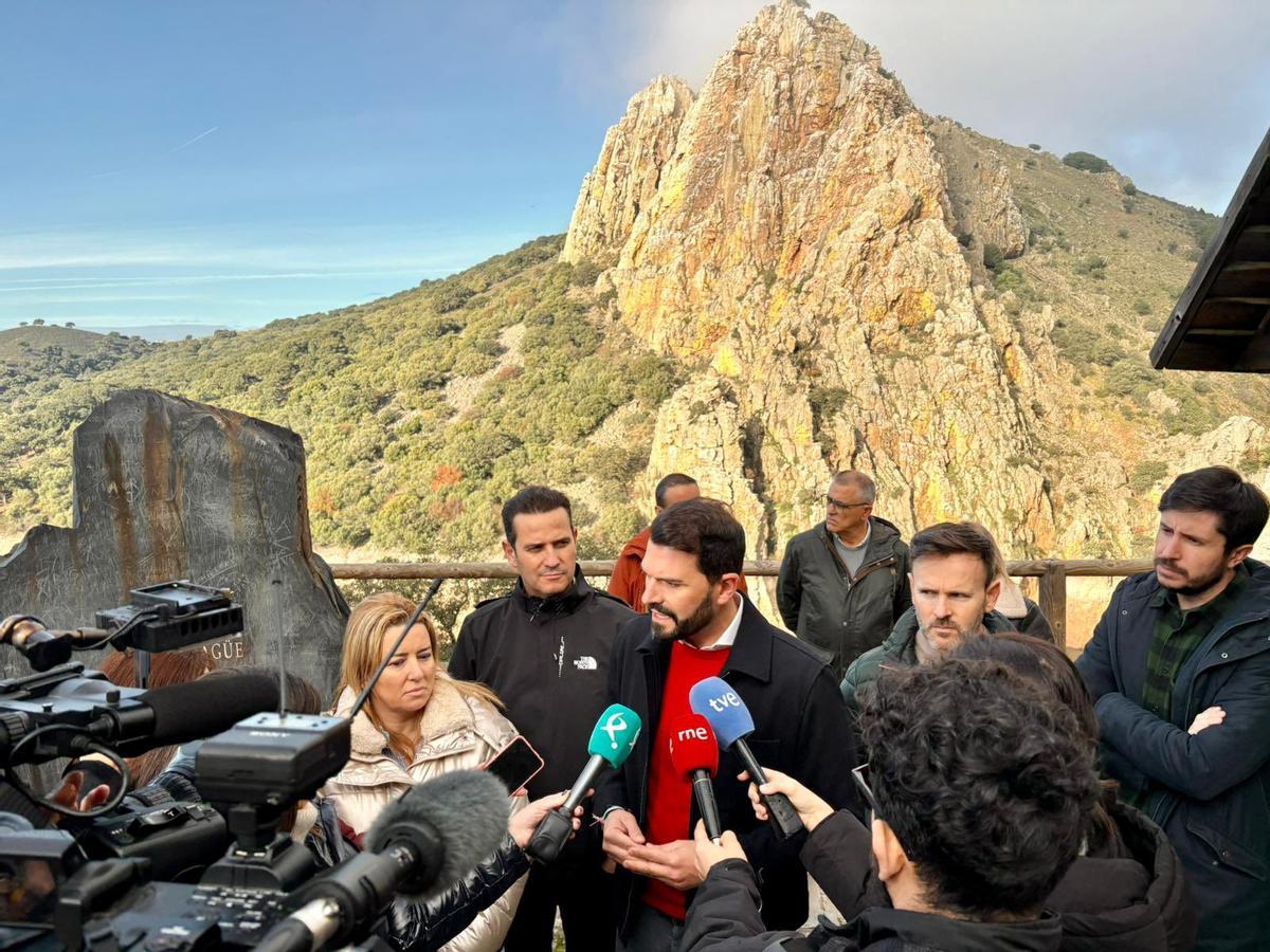 Álvaro Sánchez Cotrina, número 1 de la lista del PSOE a la Asamblea de Extremadura por Cáceres, atiende a los medios desde Monfragüe.