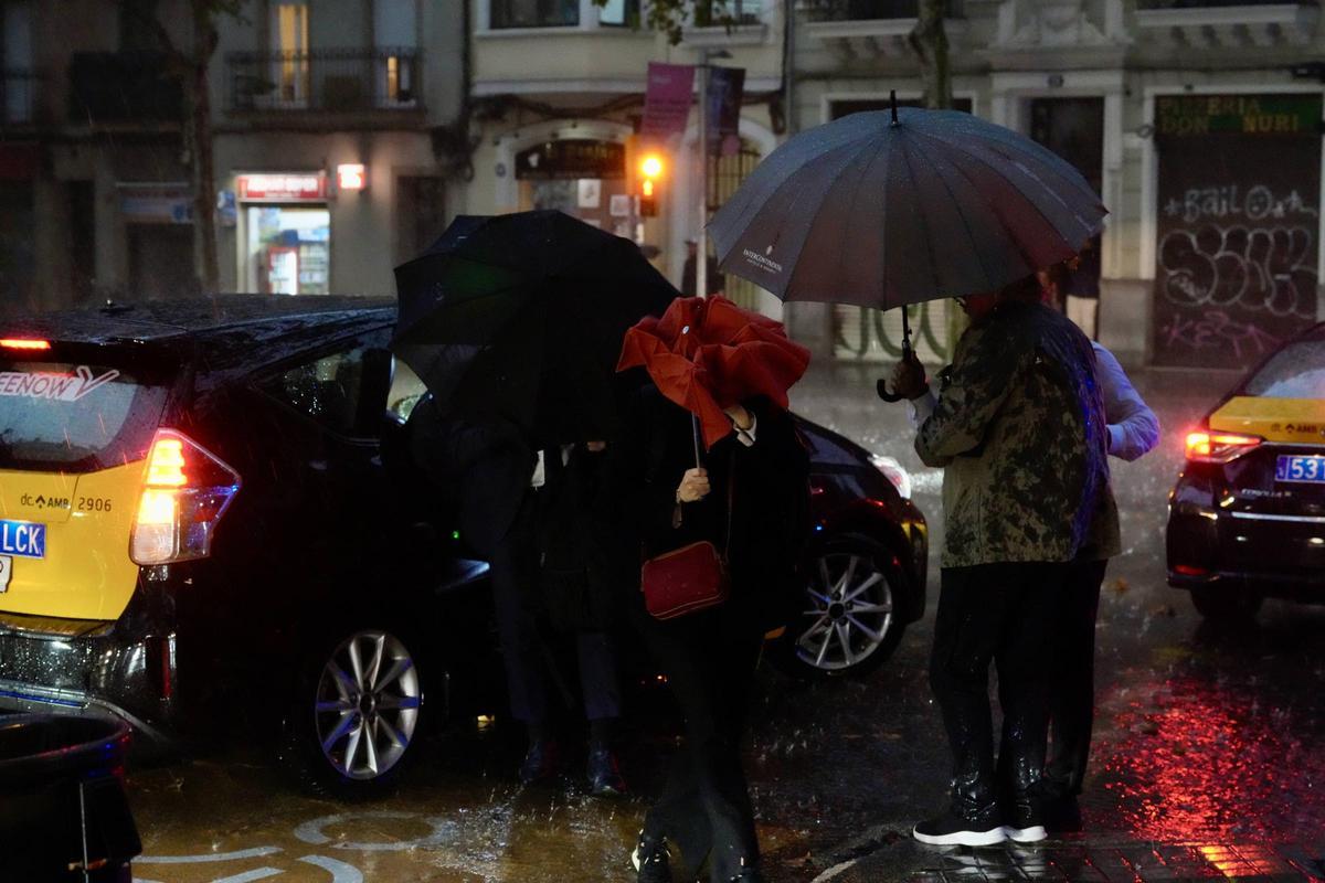 La calle de Lleida, en Barcelona, durante el episodio de intensa lluvia en la mañana del 6 de noviembre