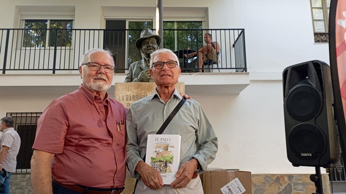 José Antonio Barberá (izq.) y Antonio Rodríguez ‘Falele’, en la presentación de su libro el 13 de julio en la plaza del Niño de las Moras.