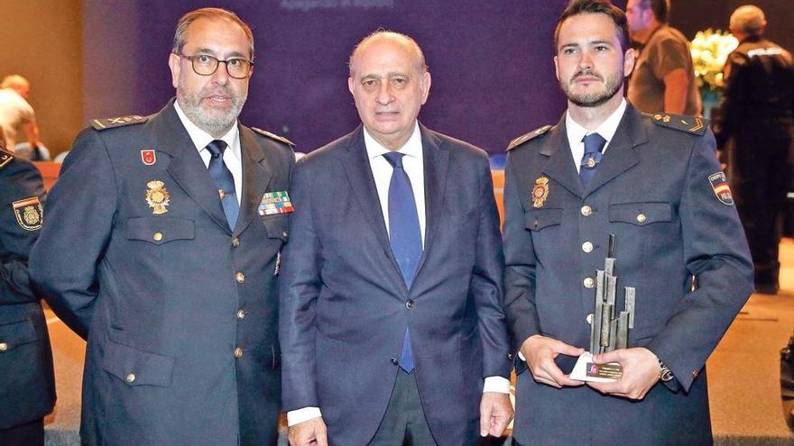 Premio al policía que salvó a dos niños en Son Serra